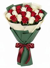 Букет Микс из красных и белых роз в Коксовом