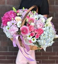 Композиция солнечный день в Коксовом Цветочная композиция из Розы, Хризантемы, Пионы и Лизиантусы в корзине в Коксовом