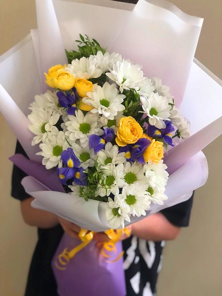 Букет цветов из: Ирисы, Хризантемы и Розы в Коксовом
