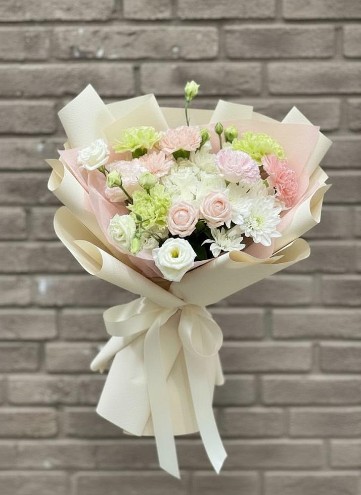 Букет цветов из: Гвоздики, Розы, Лизиантусы и Хризантемы в Коксовом