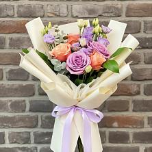 Букет цветов из:  Лизиантусы и Розы в Коксовом