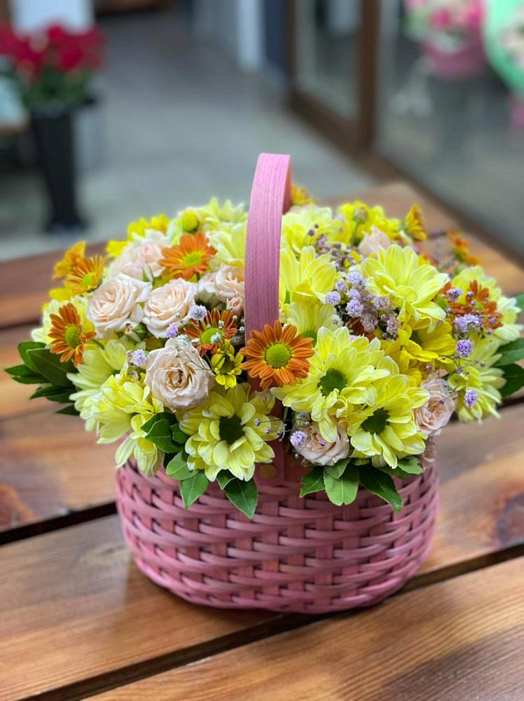 Цветочная композиция из Хризантемы и Розы в корзине в Коксовом
