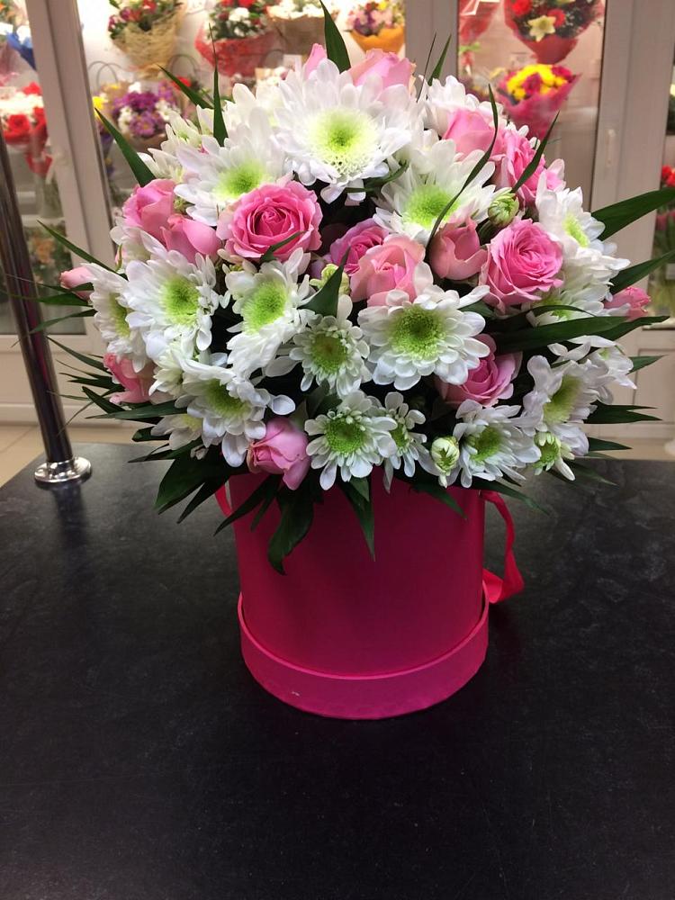 Цветочная композиция из Розы и Хризантемы в шляпной коробке в Коксовом