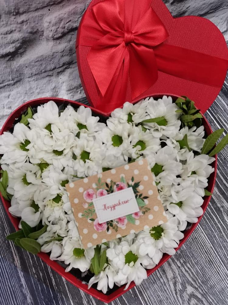 Цветочная композиция из Хризантемы в виде сердца в Коксовом