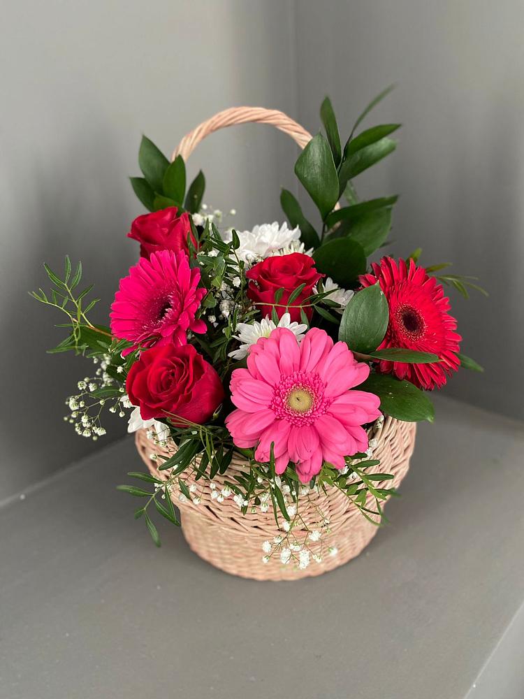 Цветочная композиция из Розы, Хризантемы и Герберы в корзине в Коксовом