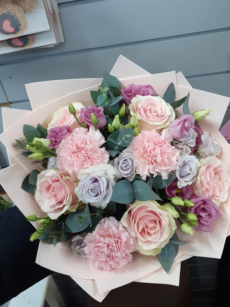 Букет цветов из: Розы, Гвоздики и Лизиантусы в Коксовом