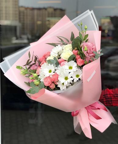 Букет цветов из: Розы, Лизиантусы и Хризантемы в Коксовом