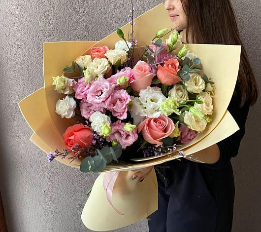 Букет цветов из: Розы, Лизиантусы и Гвоздики в Коксовом